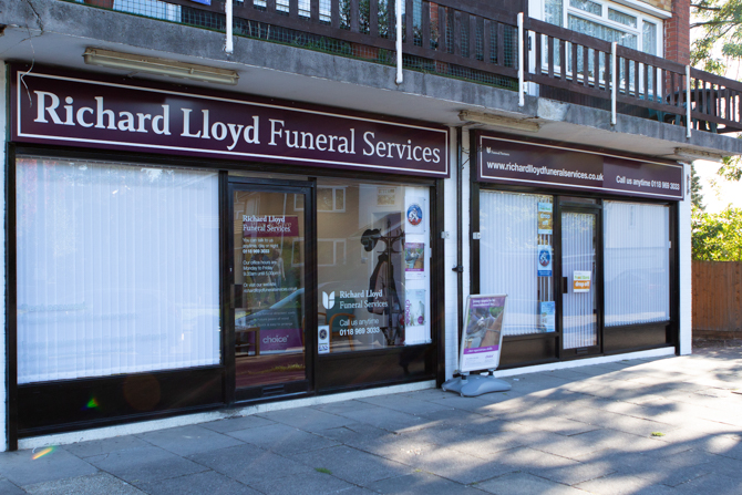 Front of Richard Lloyd Funeral Services in Woodley